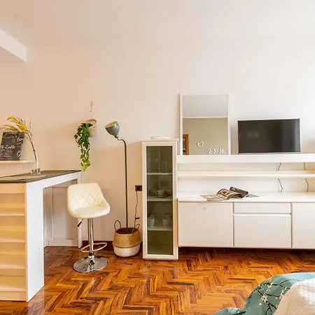 Apartment Garage & Station - Self Check-in & Access Como