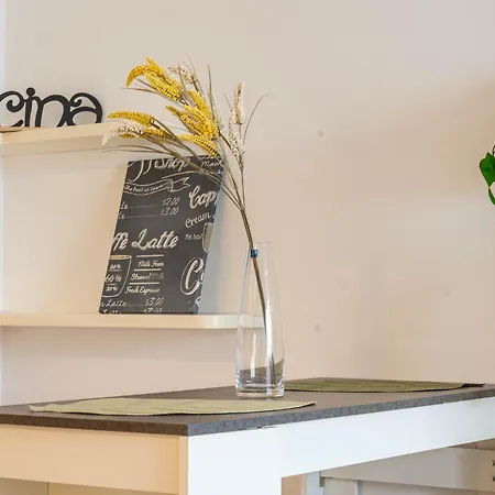 Apartment Garage & Station - Self Check-in & Access Como