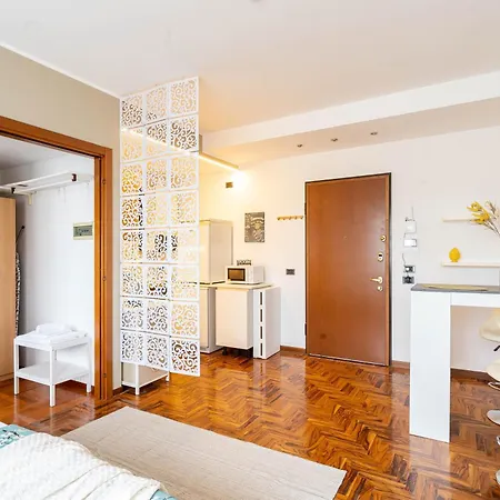 Garage & Station - Self Check-in & Access Apartment Como
