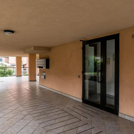 Garage & Station - Self Check-in & Access Apartment Como