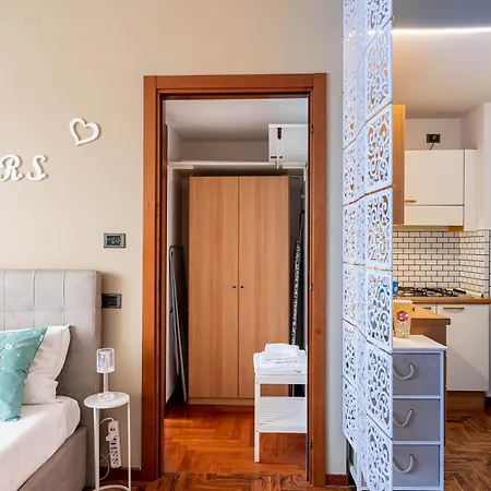 Apartment Garage & Station - Self Check-in & Access *